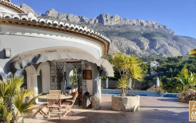 Agradable villa moderna con bonitas vistas al mar y a la Sierra Bernia.